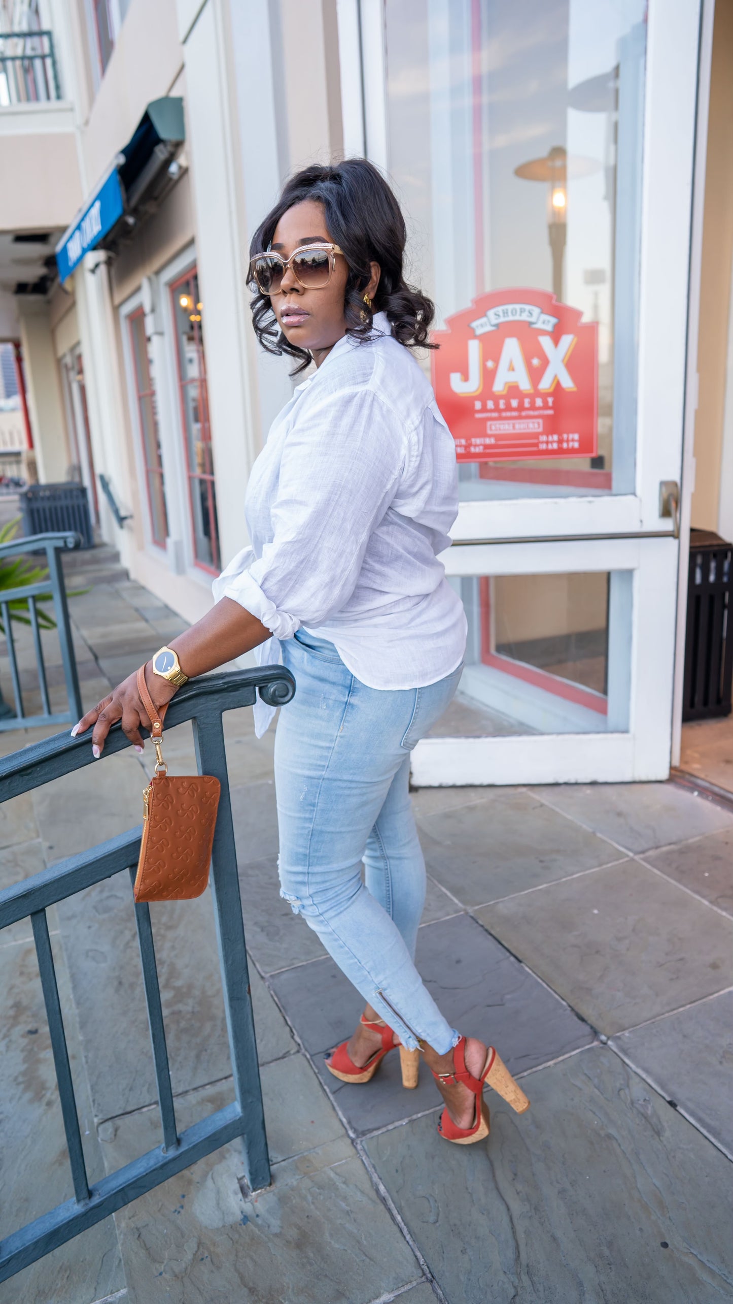 HAND HELD WRIST WALLET BROWN